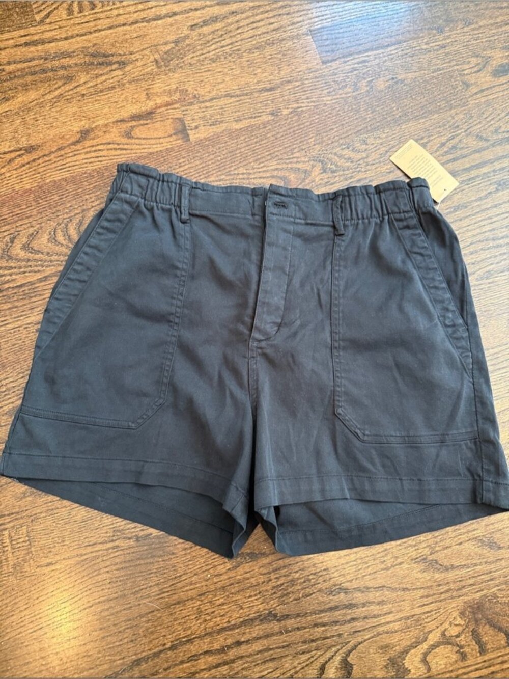 Black High-Waist Elastic-Waist Shorts with Front Pockets